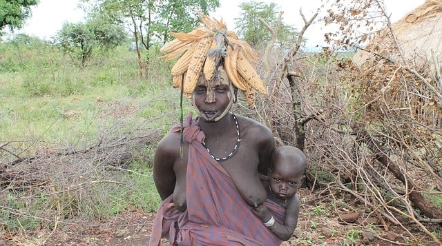 אשה מבני שבט מורסי בעמק נהר האומו