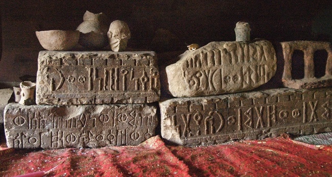 יחא - אבנים חרוטות בכתב סבאי עתיק
