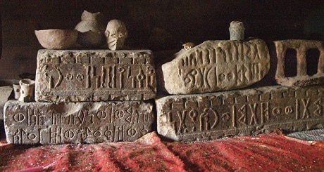 אבנים חרוטות בכתב סבאי עתיק - עותק