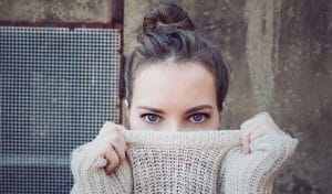 ‏‏אישה מכסה את הפנים עם סוודר - עותק