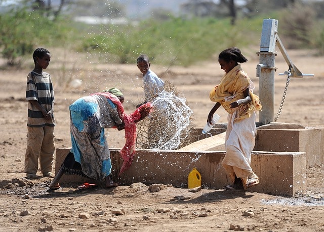 שאיבת מים וכביסה במי מעין - אתיופיה