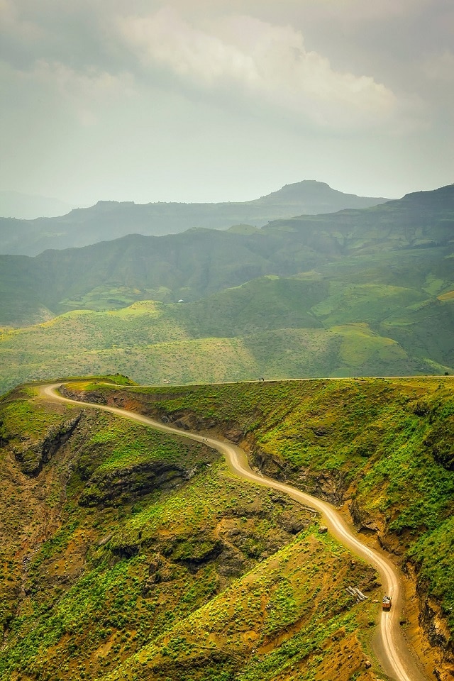 הדרך המתפתלת בכבישי מערב אתיופיה עם הטרמפ המיוחל