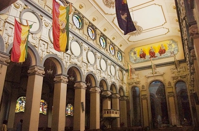 פנים קתדרלת השילוש הקדוש באדיס אבבה